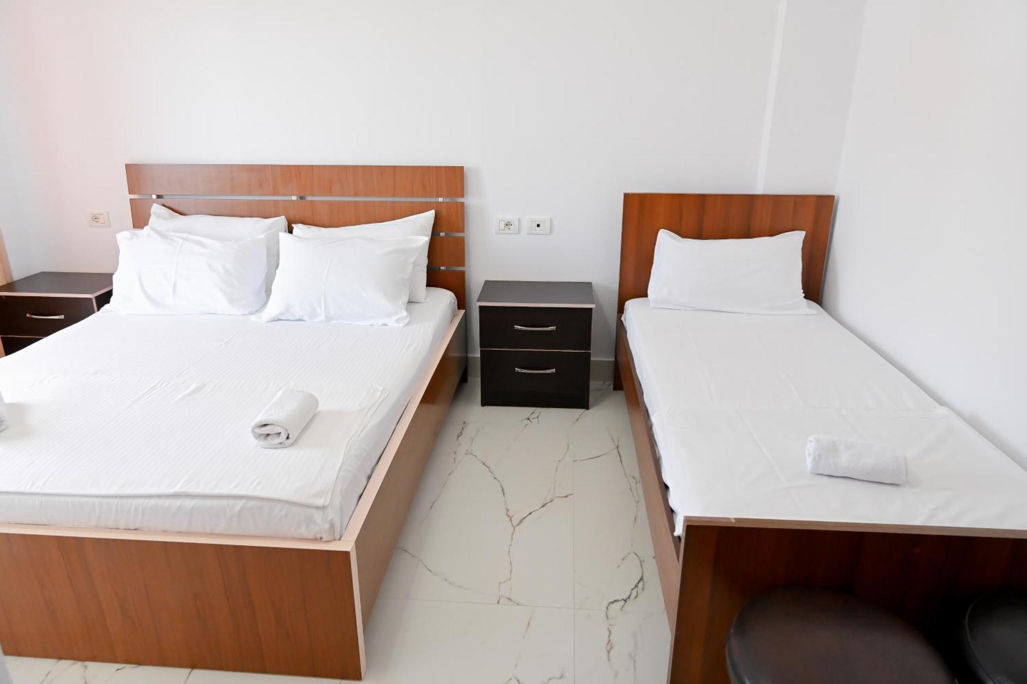 Hotel Kriti Max , Shengjin Shëngjin Extérieur photo