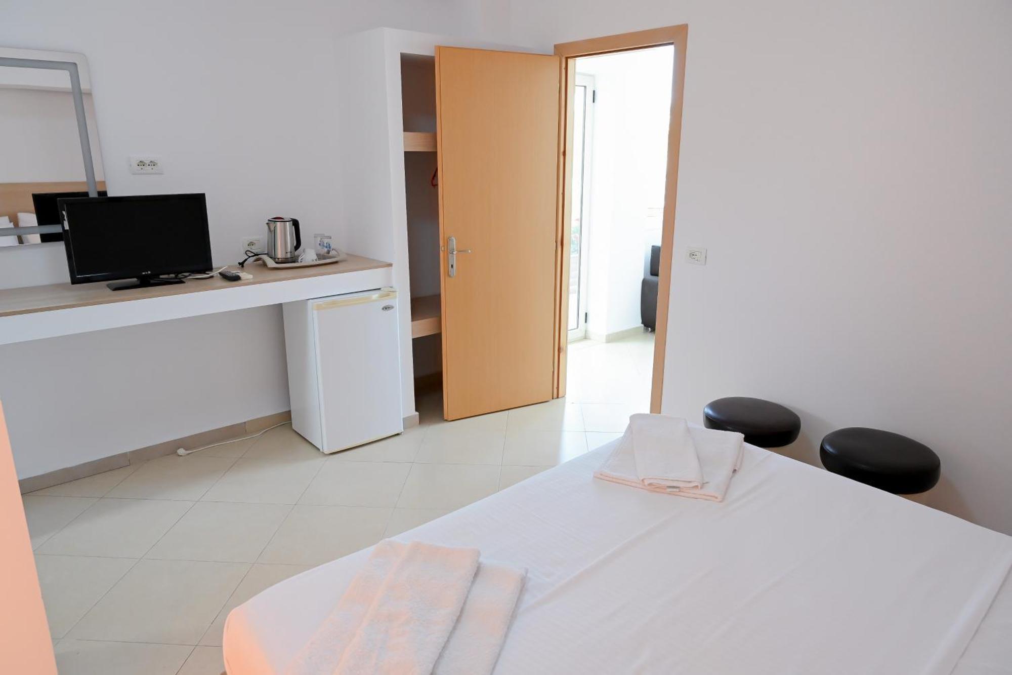 Hotel Kriti Max , Shengjin Shëngjin Extérieur photo