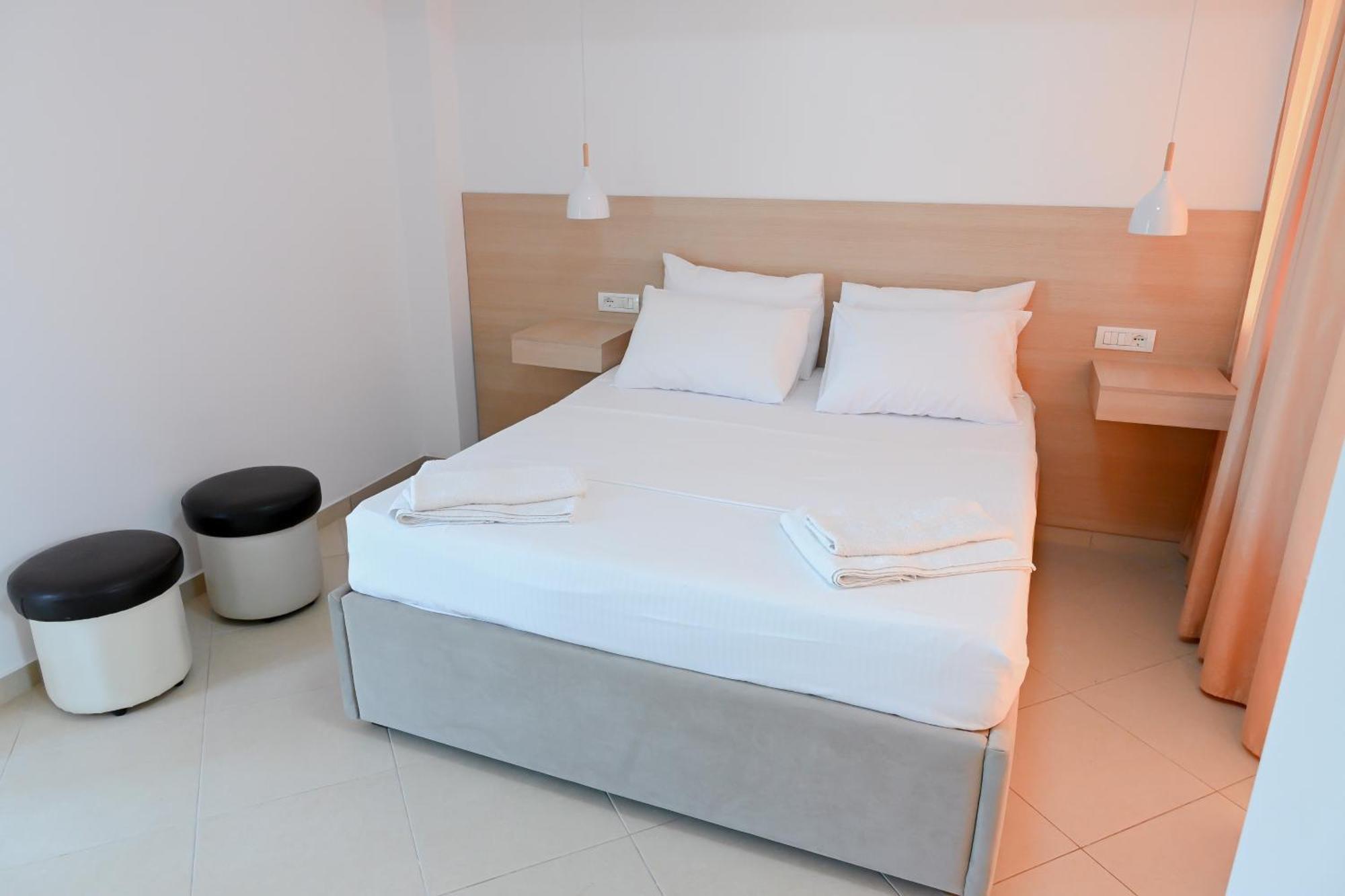 Hotel Kriti Max , Shengjin Shëngjin Extérieur photo