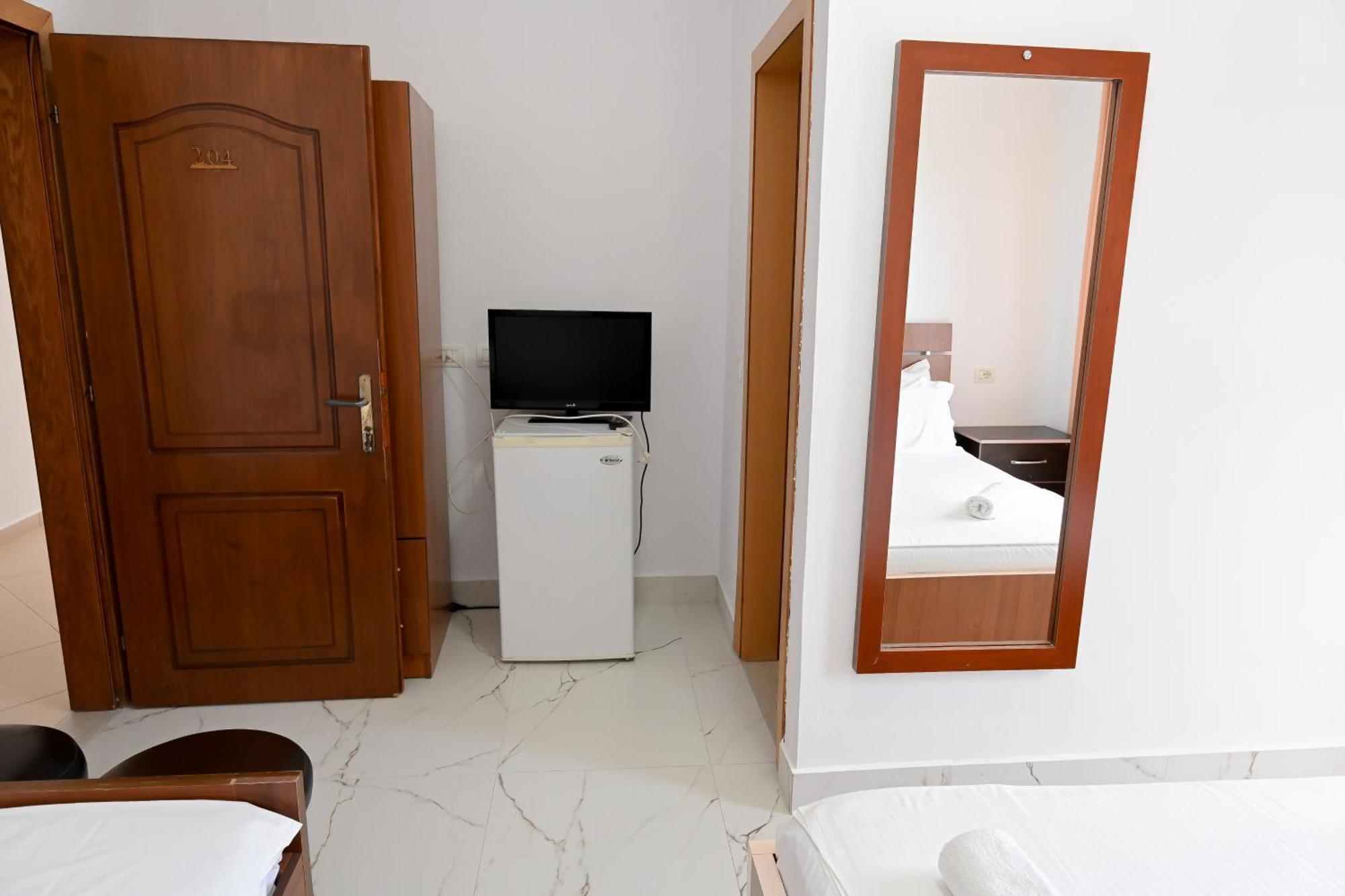 Hotel Kriti Max , Shengjin Shëngjin Extérieur photo