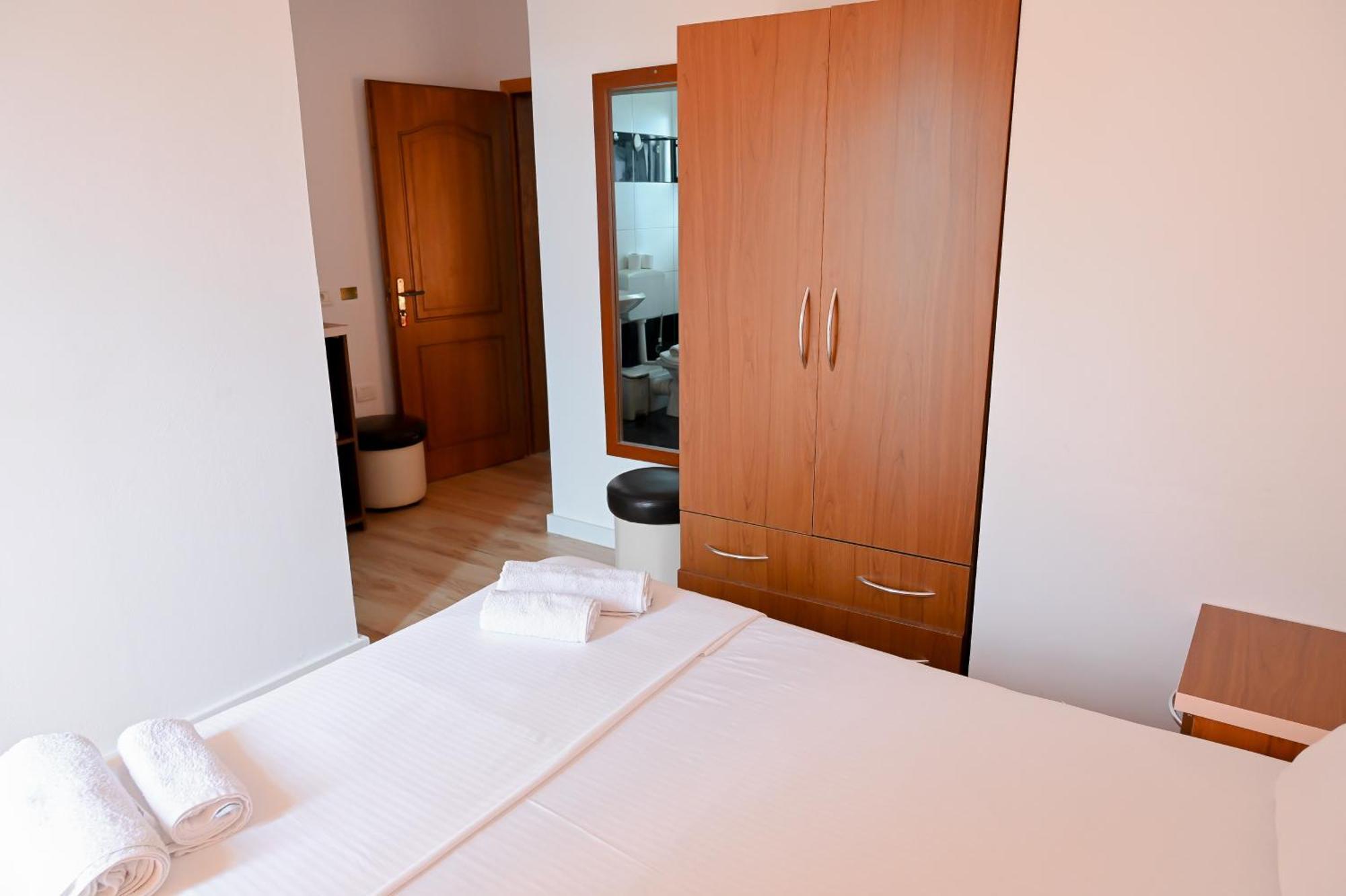 Hotel Kriti Max , Shengjin Shëngjin Extérieur photo
