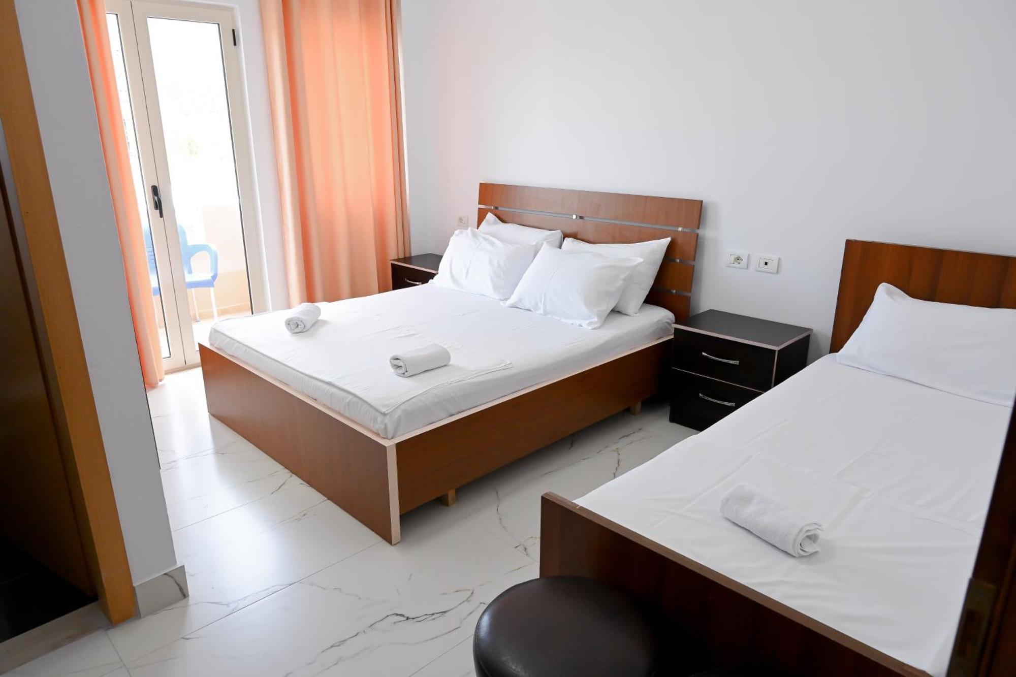 Hotel Kriti Max , Shengjin Shëngjin Extérieur photo